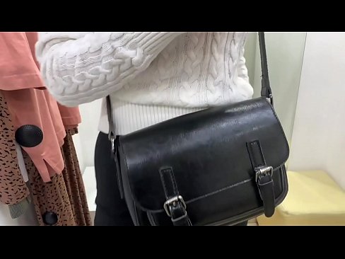 ❤️ Offentlig onani av ungtispe FeralBerry med en dildo i prøverommet Porno vk ved no.tradewin.top